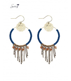 Blauwe oorringen met goudkleurige bedels ,kralen en strengen