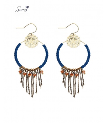 Blauwe oorringen met goudkleurige bedels ,kralen en strengen