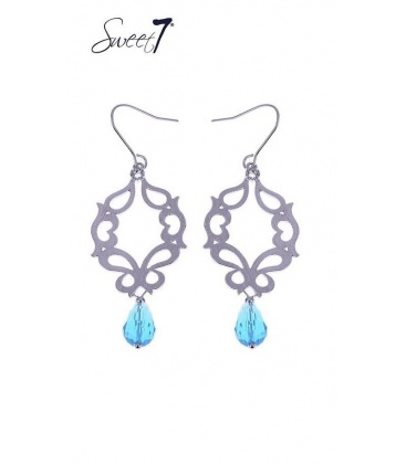 Zilverkleurige oorhangers met mooie details en een blauwe kraal