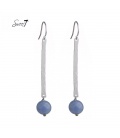 Zilverkleurige oorhangers met een licht blauwe kraal