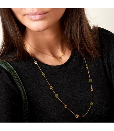 Zilverkleurige halsketting met een groene en open klavertjes