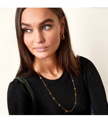 Zilverkleurige halsketting met een groene en open klavertjes