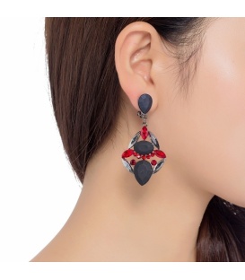Zwart met rode oorclips gemaakt van hars met rode kristal steentjes