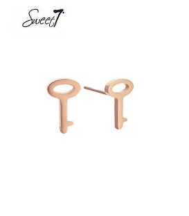Rosé goudkleurige oorbellen in de vorm van een sleutel