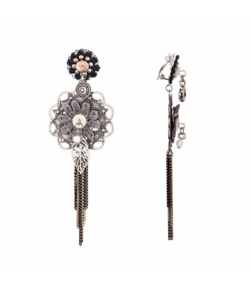 Zwart met grijze langwerpige oorclips met strengetjes