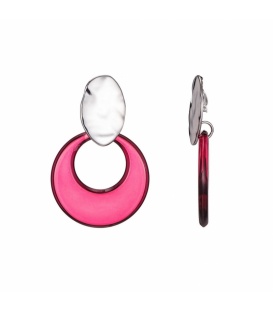 Roze oorclips met een zilverkleurig oorstukje