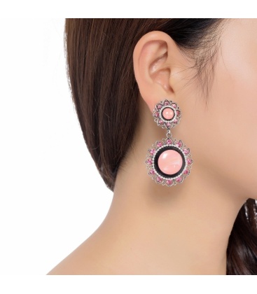 Helder roze oorclips met heldere strass en roze parelmoer inleg