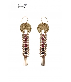 Goudkleurige oorbellen met een dubbele ketting met daarin kleine kraaltjes 