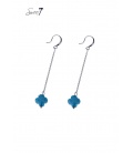 Zilverkleurige oorhangers met een blauw klavertje vier