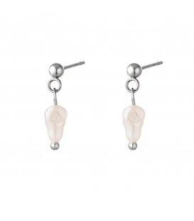 Zilverkleurige oorbellen met hangende zoetwaterparel