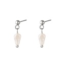 Zilverkleurige oorbellen met hangende zoetwaterparel