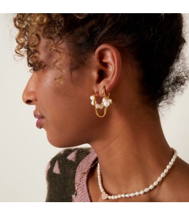 Goudkleurige oorringen met bungelende parels