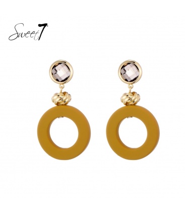 Gele oorhangers met een glimmend oorstukje