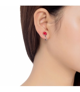 Zilverkleurige oorclips met een rood strass steentje
