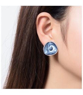 Blauwe oorclips met een strass steentje en een zilverkleurige rand