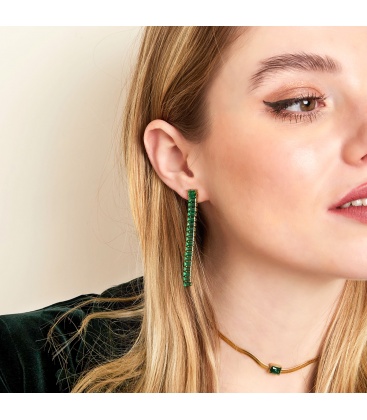 Mooie en elegante oorhangers met groene steentjes
