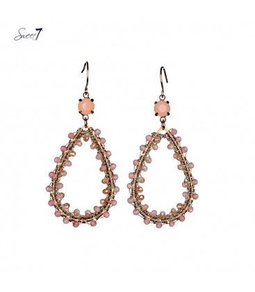 Roze oorhangers van kleine kraaltjes, goudkleurig koord en strass steentje