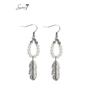 Zilverkleurige oorhangers met veer en kleine witte pareltjes