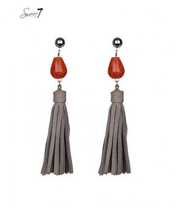 Grijze oorhangers met een rode ovale steen en grijze strengen