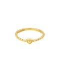 Goudkleurige ring met klein hartje en een draai aan de zijkanten (16)
