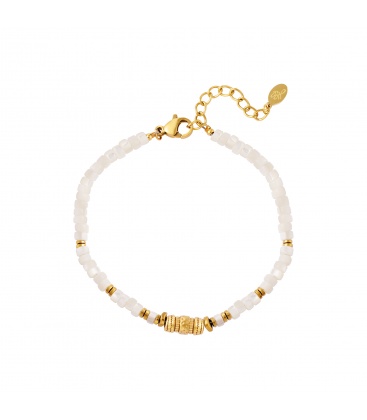 Armband met witte kralen en gouden details 
