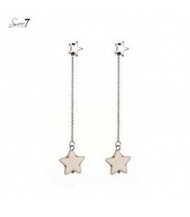 Zilverkleurige oorhangers met een witte ster aan een kettingkje