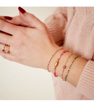 Roze armband met verschillende kralen en gouden details