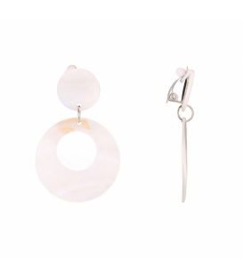 Witte oorclips gemaakt van schelp