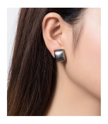 Donker grijze oorclips 