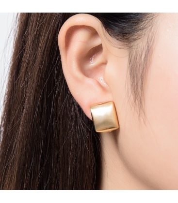 Goudkleurige oorclips met een streep design