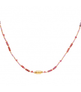 Roze kralen halsketting met een goudkleurige bedel