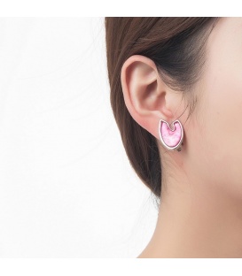 Mooie roze oorclips met een zilverkleurige rand