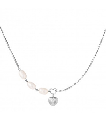 Zilverkleurige halsketting met parels en een bedel in de vorm van een hart