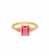 Goudkleurige ring met een roze vierkante steen en kleine zirkoonsteentjes (17)