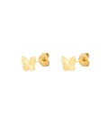 Goudkleurige oorknopjes in de vorm van een vlinder