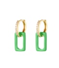 Goudkleurige oorhangers met zirkonia steentjes met een groene hanger