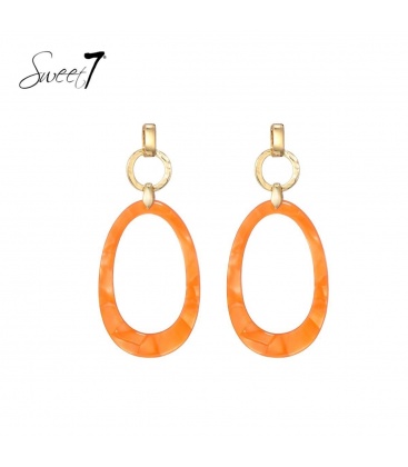 Oranje oorhangers met een goudkleurige ring en oorstukje