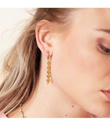 Goudkleurige oorhangers met 5 hartjes en roze zirconia steentjes