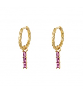Goudkleurig bewerkte oorringen met een paarse hanger