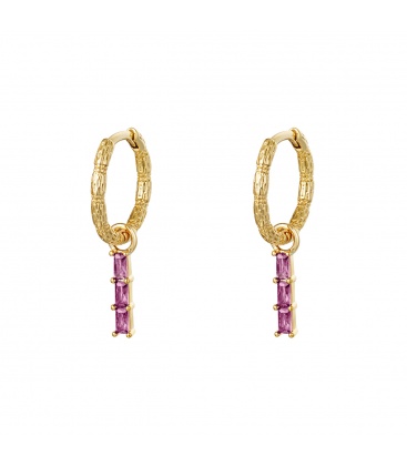 Goudkleurig bewerkte oorringen met een paarse hanger