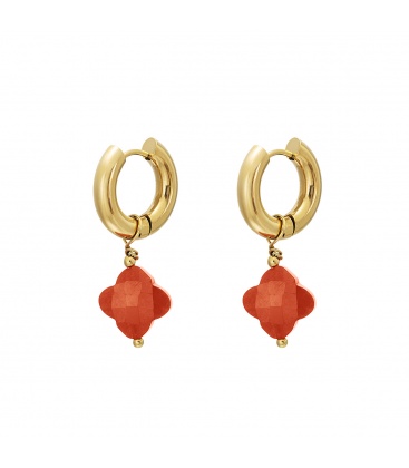 Goudkleurige oorringen met een oranje klavertje vier