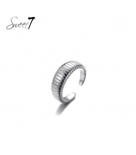 Zilverkleurige ring met streep motief