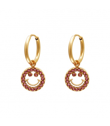 Goudkleurige oorringen met een smiley bedel, versierd met kleine roze zirkonia steentjes