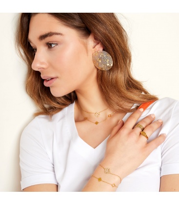 Goudkleurige armband met een klaver met steentjes