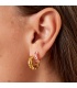 Goudkleurige oorhangers met roze zirconia steentjes