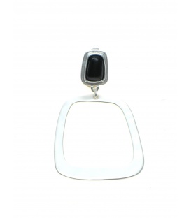 Zilverkleurige oorclips met een vierkante hanger en een zwart oorstukje