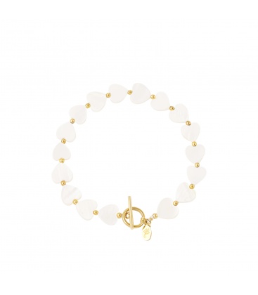 Goudkleurige armband met witte hartjes en een rond slotje