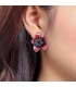 Rode bloemvormige oorclips met zwarte strass steentjes