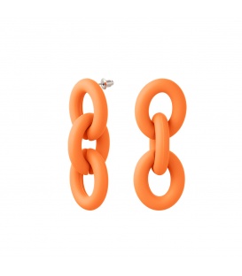 Oranje mat gekleurde oorhangers in de vorm van drie ronde schakels