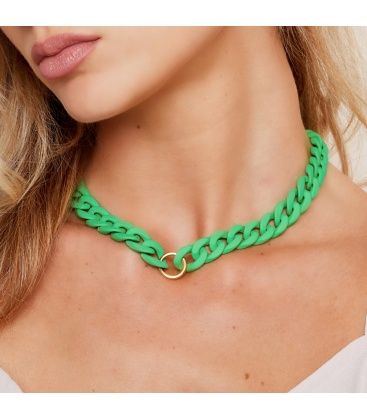 Groene schakel halsketting met een goudkleurig ringetje